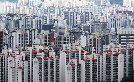 A view of apartment buildings from the top of Mount Namsan in central Seoul, Sunday. Household debts, led by housing loans, are forecast to rise for a fourth consecutive month in July despite tightening measures, as household loans from Korea's five major banks increased by over 300 billion won ($232.7 million) in the month to date. [YONHAP]