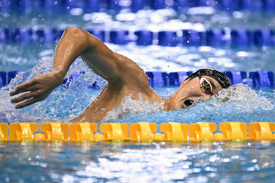 Korea's Kim Woo-min competes in the men's 800-meter freestyle heats during the World Aquatics Championships in Fukuoka on Tuesday. With a time of 7:47.69, Kim broke the Korean record of 7:49.93 set by Park Tae-hwan at the London 2012 Olympics.  [AFP/YONHAP]