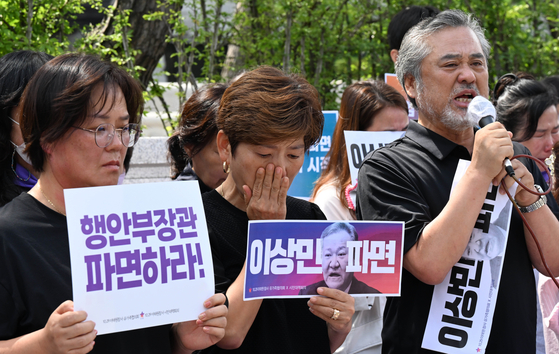 Relatives who lost their loved ones in the Itaewon crowd crush on Oct. 29 denounce the Constitutional Court on Tuesday afternoon in Jongno District, central Seoul, after the court overturned the National Assembly’s impeachment of Interior Minister Lee Sang-min. Lee was blamed for the government’s botched handling of the tragedy, which claimed 159 lives. [YONHAP]