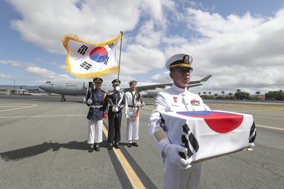 Military officials take part in a ceremony for the handover of the remains of South Korean troops killed in the 1950-53 Korean War to their home country at Hickam Air Force Base in Hawaii on Tuesday. Korea received from the United States the remains of seven soldiers killed in the Korean War, who were initially thought to be U.S. war dead but later identified as South Koreans. The ceremony was attended by Korean Vice Defense Minister Shin Beom-chul and U.S. Indo-Pacific Command commander Adm. John C. Aquilino, and the remains were transferred by a Korean Air Force KC-330 tanker transport plane. One set was confirmed to belong to Choi Im-rak, a 19-year-old private first class who served as part of the Korean Augmentation to the U.S. Army program, or Katusa, during the war and died during the Battle of Chosin Reservoir in December 1950. [YONHAP]
