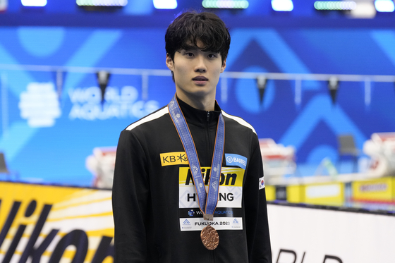 Bronze medalist Hwang Sun-woo of Korea poses during the award ceremony for the men's 200-meter freestyle final at the World Swimming Championships in Fukuoka, Japan on Tuesday.  [AP/YONHAP]