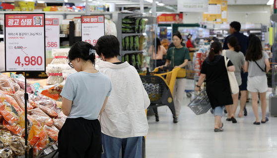 People shop at a discount store in central Seoul on July 13. [NEWS1]