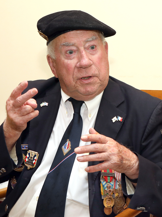 French Korean War veteran André Datcharry speaks during an interview with the Korea JoongAng Daily during a Tuesday evening reception for veterans and their relatives at the French Embassy in Seoul. [PARK SANG-MOON]