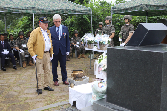 French Korean War veteran André Datcharry, left, stands before the memorial to members of the United Nations French Battalion who died defending Arrowhead Ridge at a ceremony in Cheorwon County, Gangwon, on Tuesday. Next to him stands Patrick Beaudouin, president of the French Korean War Veterans Association. [REPUBLIC OF KOREA ARMY]