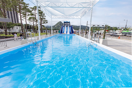 A water slide and pool are installed at Gwanghwamun Square in central Seoul on Thursday for the upcoming 2023 Seoul Summer Beach festival, set to open for 17 days from Friday. [SEOUL TOURISM ORGANIZATION]