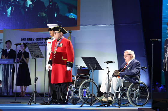 Colin Thackery, left, a British veteran and winner of ″Britain's Got Talent,” and Patrick Finn, right, an American veteran, perform the Korean folk song ″Arirang” Thursday at the Busan Cinema Center. [JOINT PRESS CORPS]