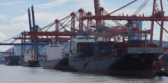 Container ships are archored at a port in Busan on Tuesday. [YONHAP]