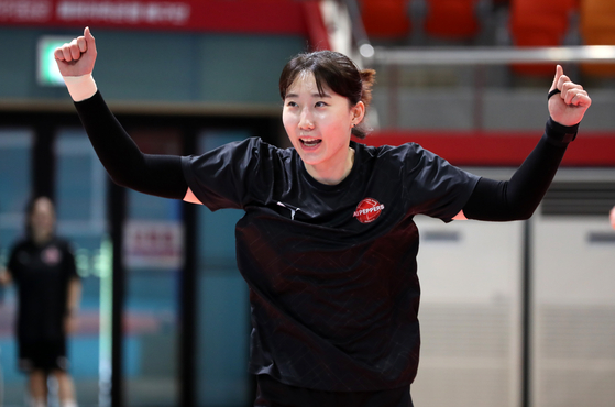 Park Jeong-ah of the Gwangju AI Peppers celebrates during a training session at Pepper Stadium in Gwangju on July 19. [YONHAP] 