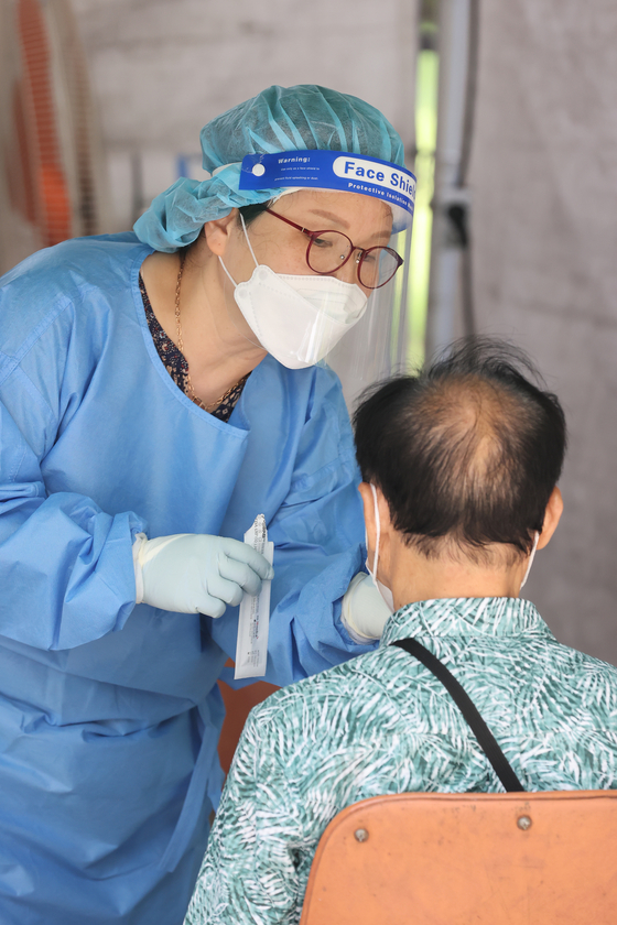 A man gets tested for Covid-19 at a makeshift testing camp in Daegu on Monday. The daily number of people newly infected with the virus has been rapidly increasing recently. Last week, the daily average number of people infected with the virus amounted to 45,529, a 17 percent increase from the previous week. Additionally, there were three days last week where the number of newly infected people was above 50,000, which was a first in six months. [NEWS1]