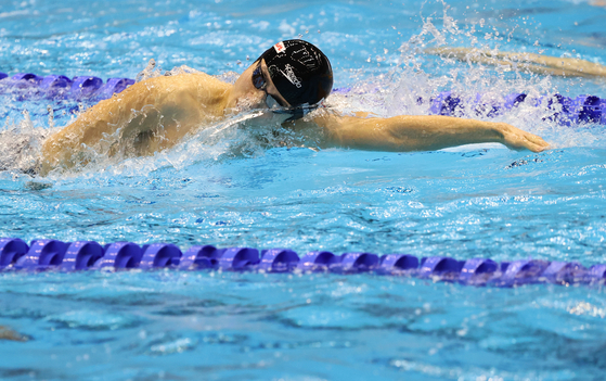 Hwang Sun-woo competes in the semifinals of the men's 100-meter freestyle at the World Aquatics Championships at Marine Messe Fukuoka Hall A in Fukuoka, Japan on July 26. [NEWS1] 