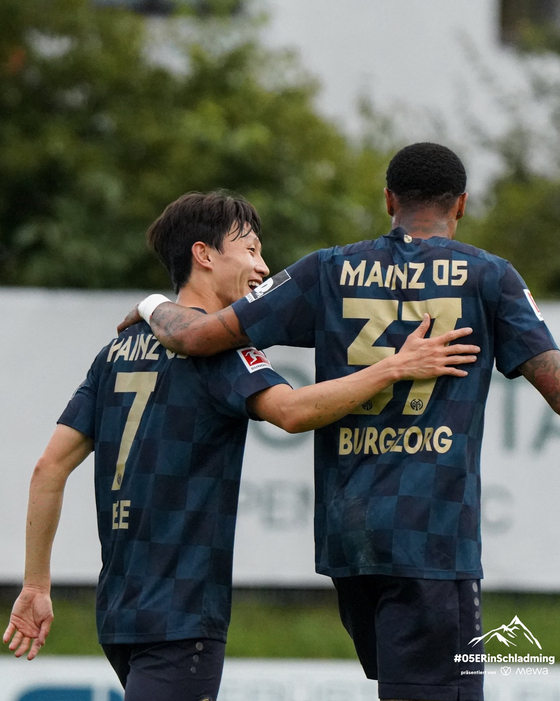Mainz's Lee Jae-sung celebrates with teammate Delano Burgzorg during a preseason friendly against St. Gallen at the Bundesliga club's training camp in Schladming, Austria on Tuesday. Mainz won the game 4-1, with Lee scoring the side's second goal in the 22nd minute.  [MAINZ 05]