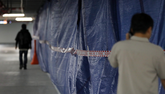 A basement parking lot of an apartment complex commissioned by Land and Housing Corporation in Paju, Gyeonggi, is under reinforcement work on Wednesday. [NEWS1]
