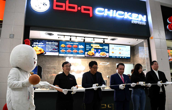 Genesis BBQ Group Chairman Yoon Hong-geun, center, attends the grand opening ceremony in Panama on Wednesday. [GENESIS BBQ]