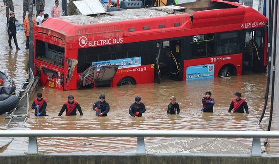 Rescuers on July 16 search for people who went missing in a flooded underpass in Osong-eup of Cheongju in North Chungcheong. [YONHAP]