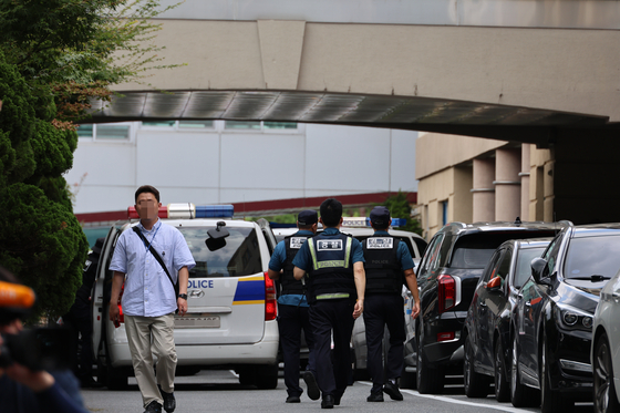 Polilce at Daedeok High School in Daejeon where a teacher was stabbed by a man on Friday. [YONHAP] 