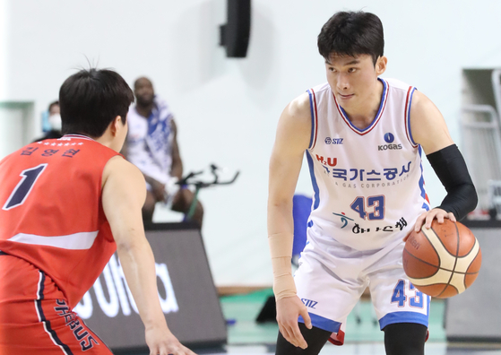 Daegu Kogas Pegasus' Lee Dae-sung, right, in action during a KBL game against Ulsan Hyundai Mobis Phoebus at Dongchun Gymnasium in Ulsan on March 14. [NEWS1] 