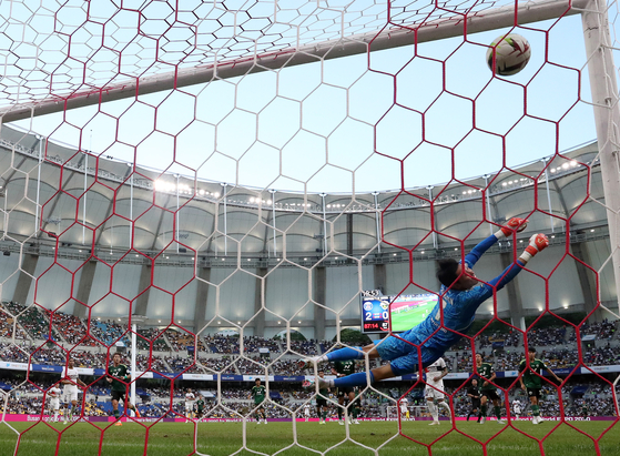 Marco Asensio fires the ball into the back of the net for Paris Saint-Germain's third goal in a game against Jeonbuk Hyundai Motors at Busan Asiad Main Stadium in Busan on Thursday.  [NEWS1]