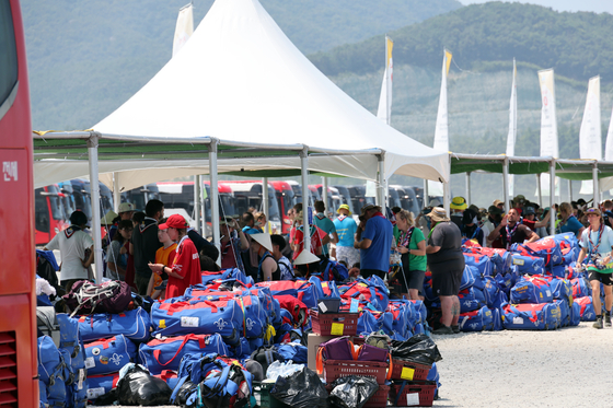 British scouts prepare to leave the camping grounds of the World Scout Jamboree at Saemangeum in Buan Country, North Jeolla, on Saturday. [YONHAP] 