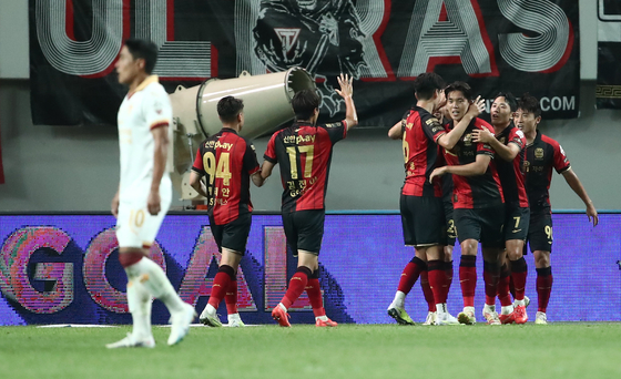 FC Seoul players celebrate after Kim Shin-jin's goal during a K League game against the Pohang Steelers at Seoul World Cup Stadium in Mapo District, western Seoul on Friday. [NEWS1] 