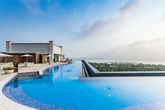 The infinity pool is one of the most popular outdoor water park facilities at the Aquafield in Hanam, Gyeonggi. [AQUAFIELD HANAM]