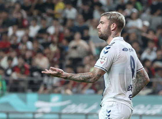 Suwon FC's Lars Veldwijk in action during a K League game against FC Seoul at Seoul World Cup Stadium in Mapo District, western Seoul on July 12. [YONHAP]
