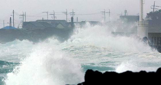 Strong waves crash onto the coastline of Seogwipo, Jeju Island, on Wednesday afternoon as Typhoon Khanun nears. [YONHAP]