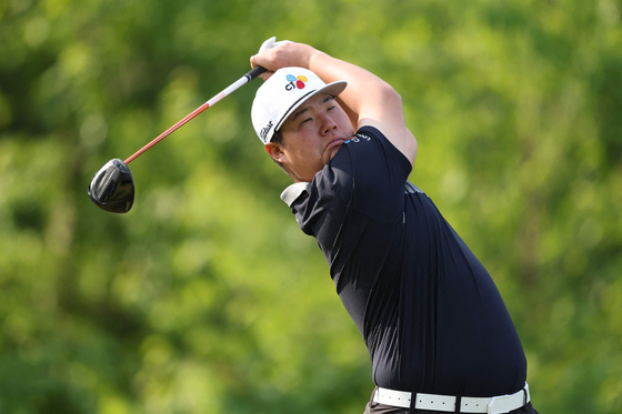 Im Sung-jae plays his shot from the fourth tee during the second round of the 2023 PGA Championship at Oak Hill Country Club in Rochester, New York on May 19.  [AFP/YONHAP]