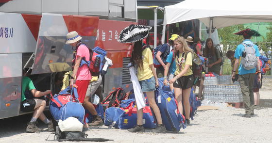 British scouts leave the Saemangeum campsite of the World Scout Jamboree on Sunday. They were the first contingent to evacuate the campsite, citing health risks not only from the heat but also due to poor sanitation. Other countries were later forced to leave due to an advancing typhoon. [YONHAP]