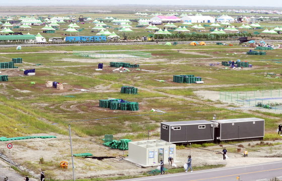 Workers dismantle tents and facilities at the campsite of the 25th World Scout Jamboree in Saemangeum, a reclaimed flatland in Buan County, North Jeolla, on Wednesday. Officials at all levels of the local and central government are facing criticism for failing to heed warnings about the challenges of holding a large-scale event in the area. [YONHAP]