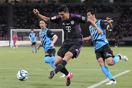 Kim Min-jae, center, makes his first appearance for German club Bayern Munich during a friendly against Kawasaki Frontale at the National Stadium in Tokyo, Japan on July 29. Kim joined Bayern over the summer from Napoli, where he won the Serie A title last season.  [AP/YONHAP]
