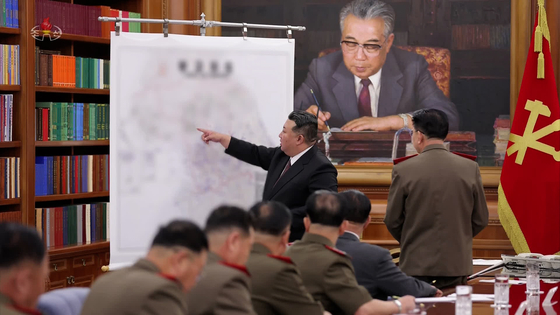 North Korean leader Kim Jong-un points to a map apparently of South Korea during the 7th enlarged meeting of the Central Military Commission of the Workers' Party on Wednesday in a photo carried by its official Korean Central News Agency on Thursday. [YONHAP]