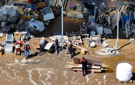 Residents who suffered damages after Typhoon Khanun passed the country take part in restoration work in Byeongsu-ri, Gunwi County in Daegu Friday. [YONHAP]