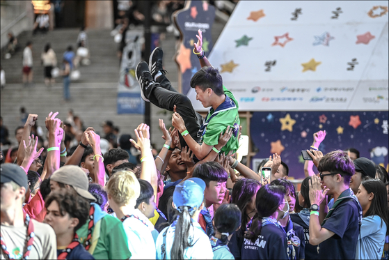 Participants of the 25th World Scout Jamboree enjoy the ″Welcome to Seoul Dance Night″ held in Gwanghwamun Square, central Seoul, on Wednesday. [SEOUL METROPOLITAN GOVERNMENT]