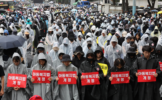 Teachers hold a protest in front of Jonggak Station in downtown Seoul on Saturday. The teachers are demanding that teachers' rights be restored as many of them have suffered from disrepects and overbearing parents. [YONHAP]