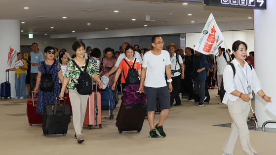 Chinese group tourists at a port in Incheon on Saturday. The Chinese group tour has been opened for the first time in over six years after the Chinese government reinstated Korea among a lists of 78 countries on Thursday. [YONHAP]