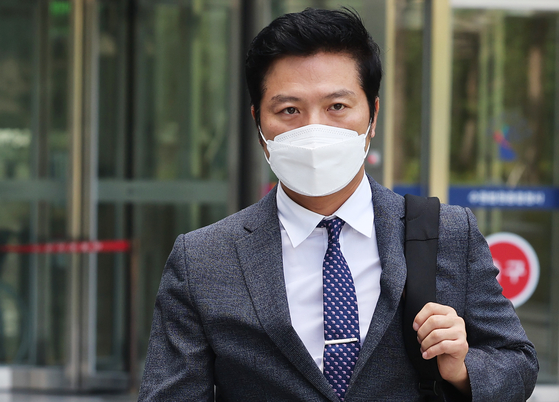 Gangseo District Chief Kim Tae-woo leaves the Suwon District Court in August last year after a hearing. [YONHAP]