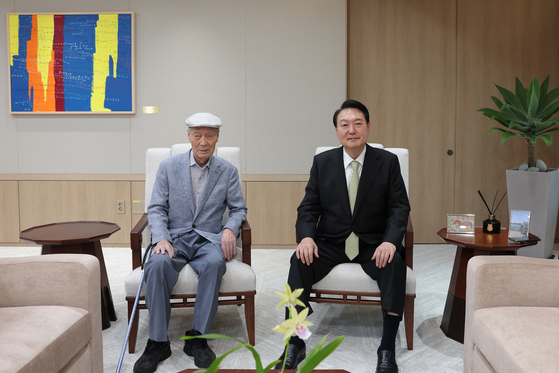 Yoon Ki-jung, left, visits his son President Yoon Suk Yeol at the presidential office in Yongsan District, central Seoul, on July 12, 2022. [PRESIDENTIAL OFFICE]