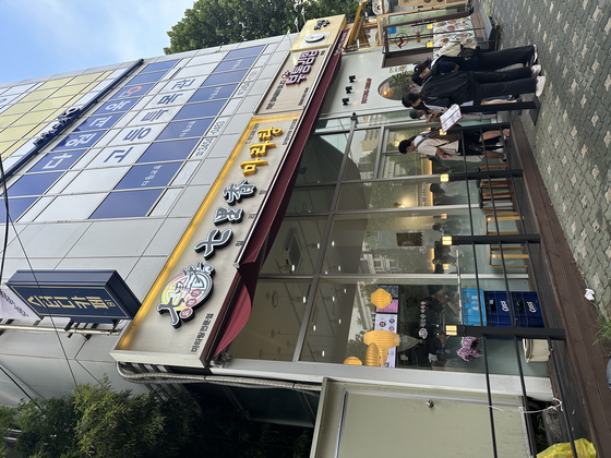 Korean teens wait in front of a malatang store in Gangnam on Sunday. [SEO JI-EUN]