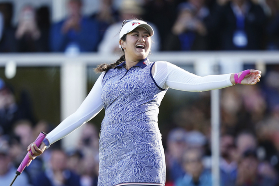 Lilia Vu celebrates victory on the 18th green on day four of the 2023 AIG Women's Open at Walton Heath, in Surrey, England on Sunday. [AP/YONHAP]