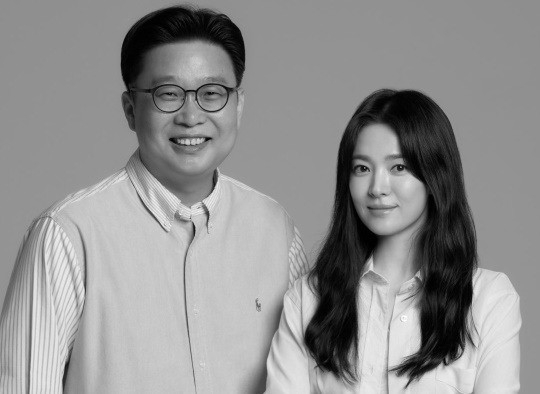 Professor Seo Kyoung-duk, left, and actor Song Hye-kyo [SEO KYOUNG-DUK]