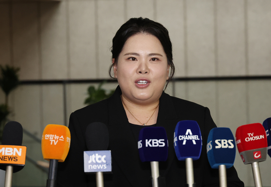 Park In-bee speaks to reporters at Seoul Olympic Parktel in Songpa District, southern Seoul on Monday. [YONHAP]