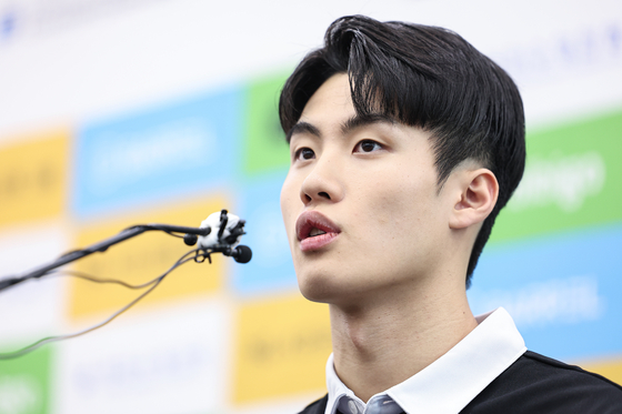 Swimmer Hwang Sun-woo speaks to reporters during a media day event at Seoul Olympic Parktel in Songpa District, southern Seoul on Aug. 2. [YONHAP]