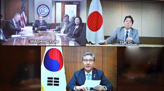 Korean Foreign Minister Park Jin, bottom, U.S. Secretary of State Antony Blinken, top left and Japanese Foreign Minister Yoshimasa Hayashi, top right, take part in a videoconference meeting Tuesday to discuss their leaders’ trilateral summit at Camp David this week. [FOREIGN MINISTRY]