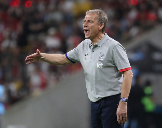 Korean national team manager Jurgen Klinsmann instructs his players during a friendly match against Peru at Busan Asiad Main Stadium in Busan on June 16. [NEWS1] 