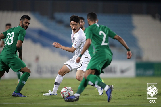 Korea's Hwang In-beom, center, in action during a friendly match against Saudi Arabia at Baniyas Stadium in Abu Dhabi, United Arab Emirates, on Dec. 31, 2018. [KOREA FOOTBALL ASSOCIATION] 