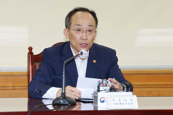 Finance Minister Choo Kyung-ho speaks in a meeting held in central Seoul on July 27. [YONHAP]