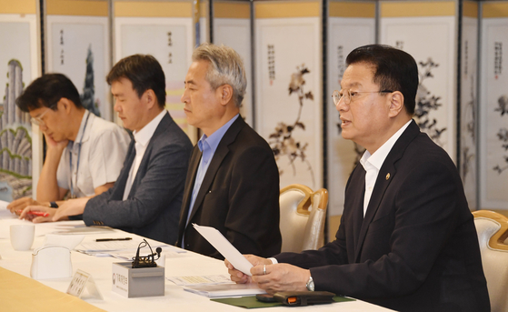 First Vice Minister of Economy and Finance Bang Ki-sun speaks at a meeting held in central Seoul on Friday to discuss measures to tame inflation and revitalize the domestic economy. [MINISTRY OF ECONOMY AND FINANCE]