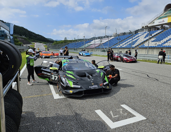 Lamborghini Huracan Super Trofeo EVO2 vechicles displayed at Inje Speedium in Inje, Gangwon on Saturday ahead of Lamborghini Super Trofeo Asia race of the day. [PAIK JI-HWAN]