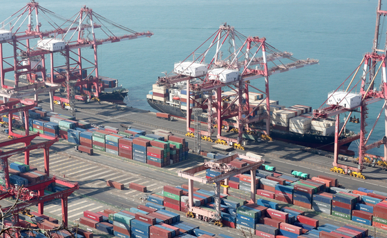 Shipping containers are stacked at a port in Busan on Feb. 26 [YONHAP]