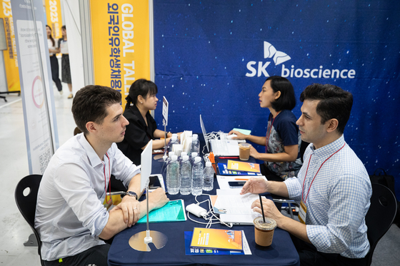 International students visit the SK bioscience booth at the job fair. [NEWS1]
